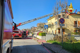 Incendio in abitazione a Monte Porzio, fiamme dal tetto: nessun ferito